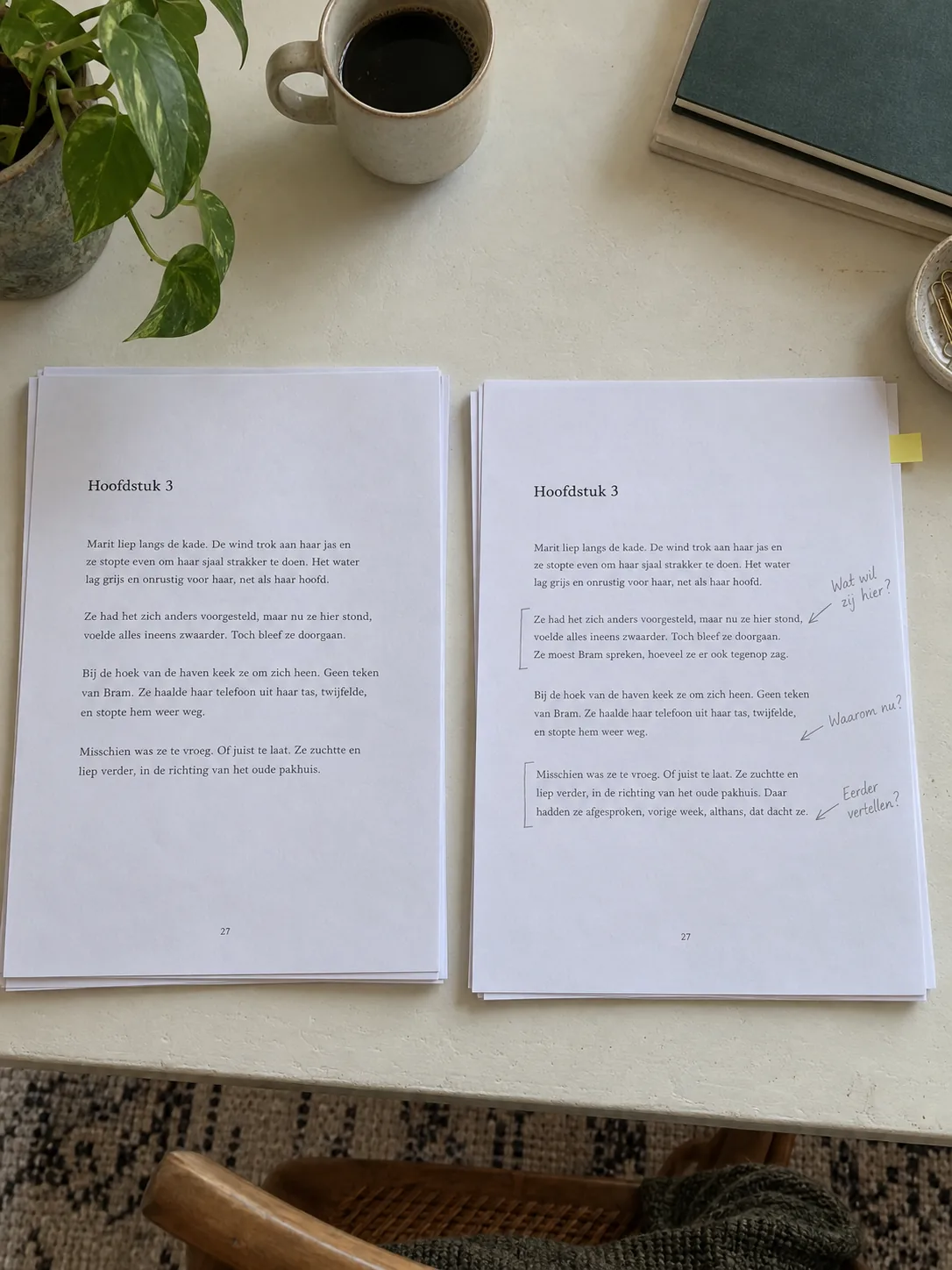 Losse manuscriptvellen met vragen in de kantlijn over motivatie en volgorde.