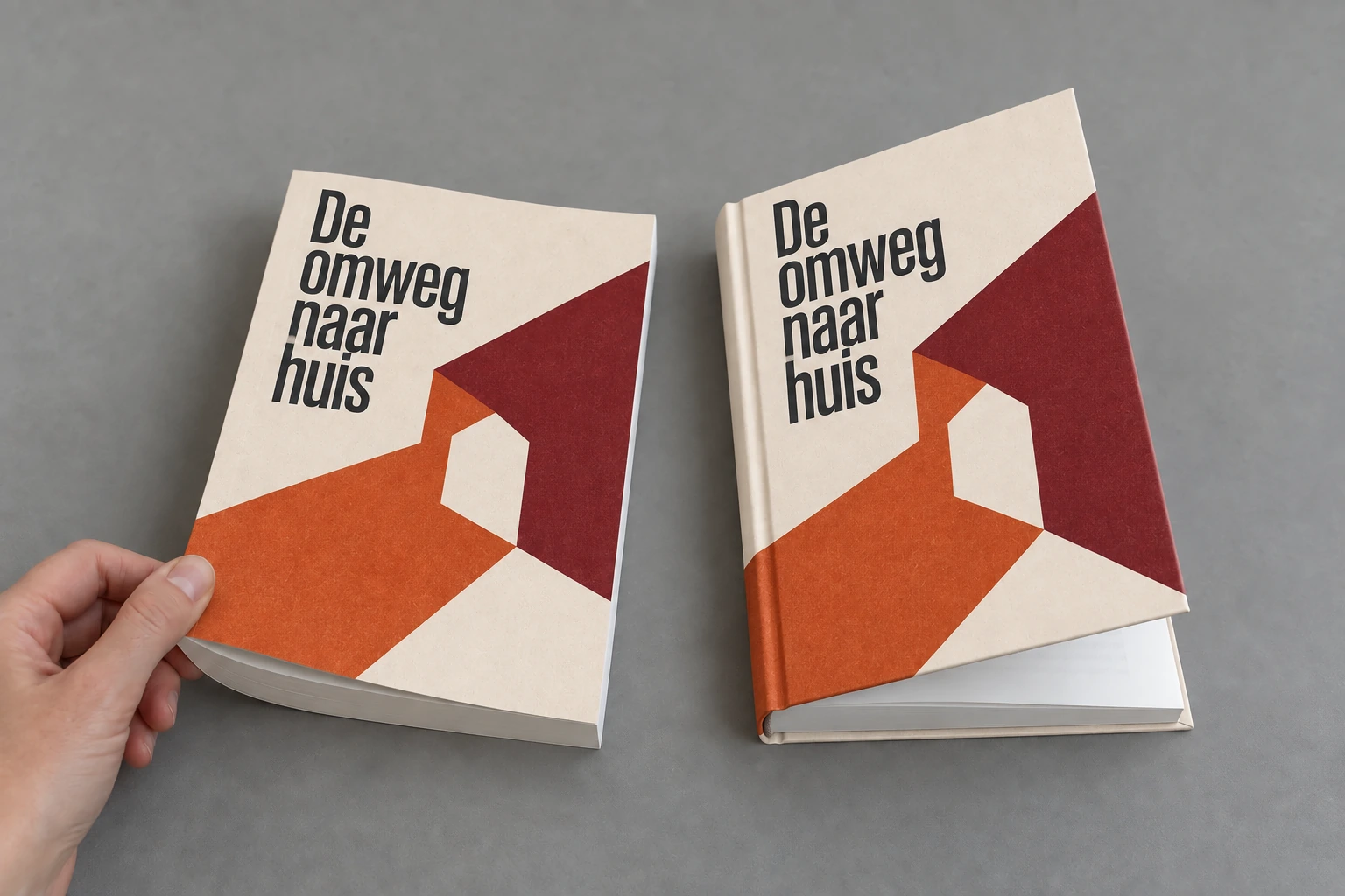 Een softcover en hardcover van hetzelfde boek laten het verschil in omslag en boekband zien.