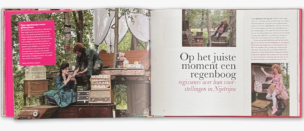 Een binnenwerkpagina van Groeten uit Nijetrijne met foto’s van de voorstelling