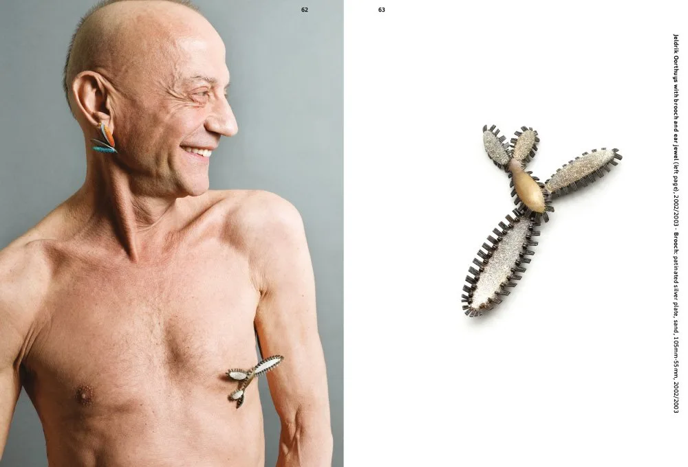 Een binnenwerkpagina van Sieraden met werk van Suzanne Esser