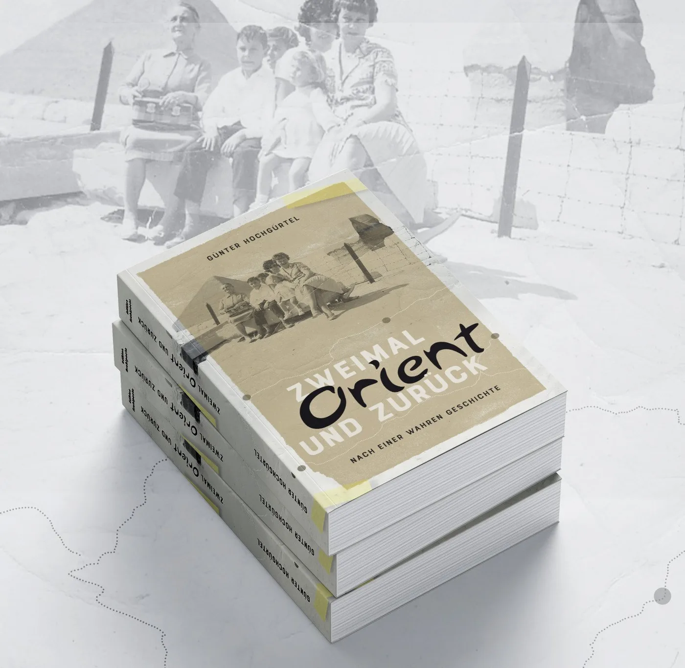 Drie exemplaren van Zweimal Orient und zurück op elkaar, tegen de historische foto van het omslag