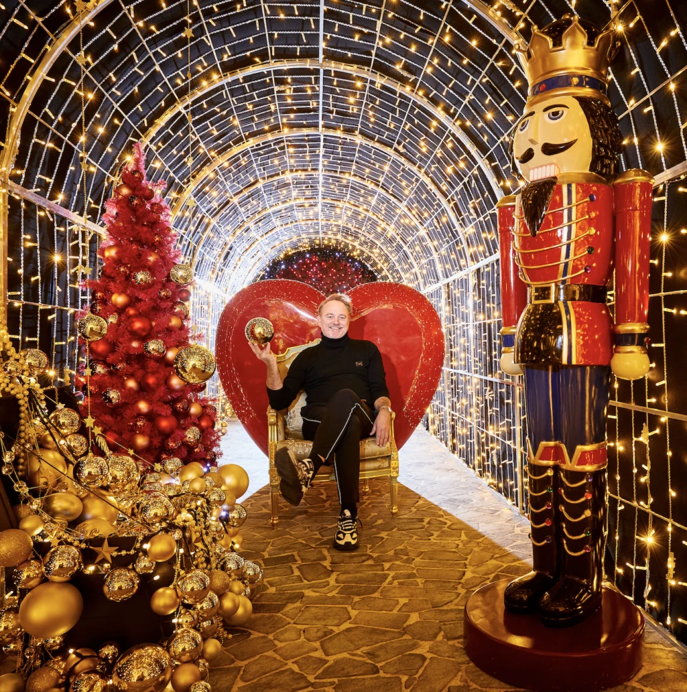 Patrick Avontuur tussen kerstverlichting, een kerstboom en een grote notenkraker