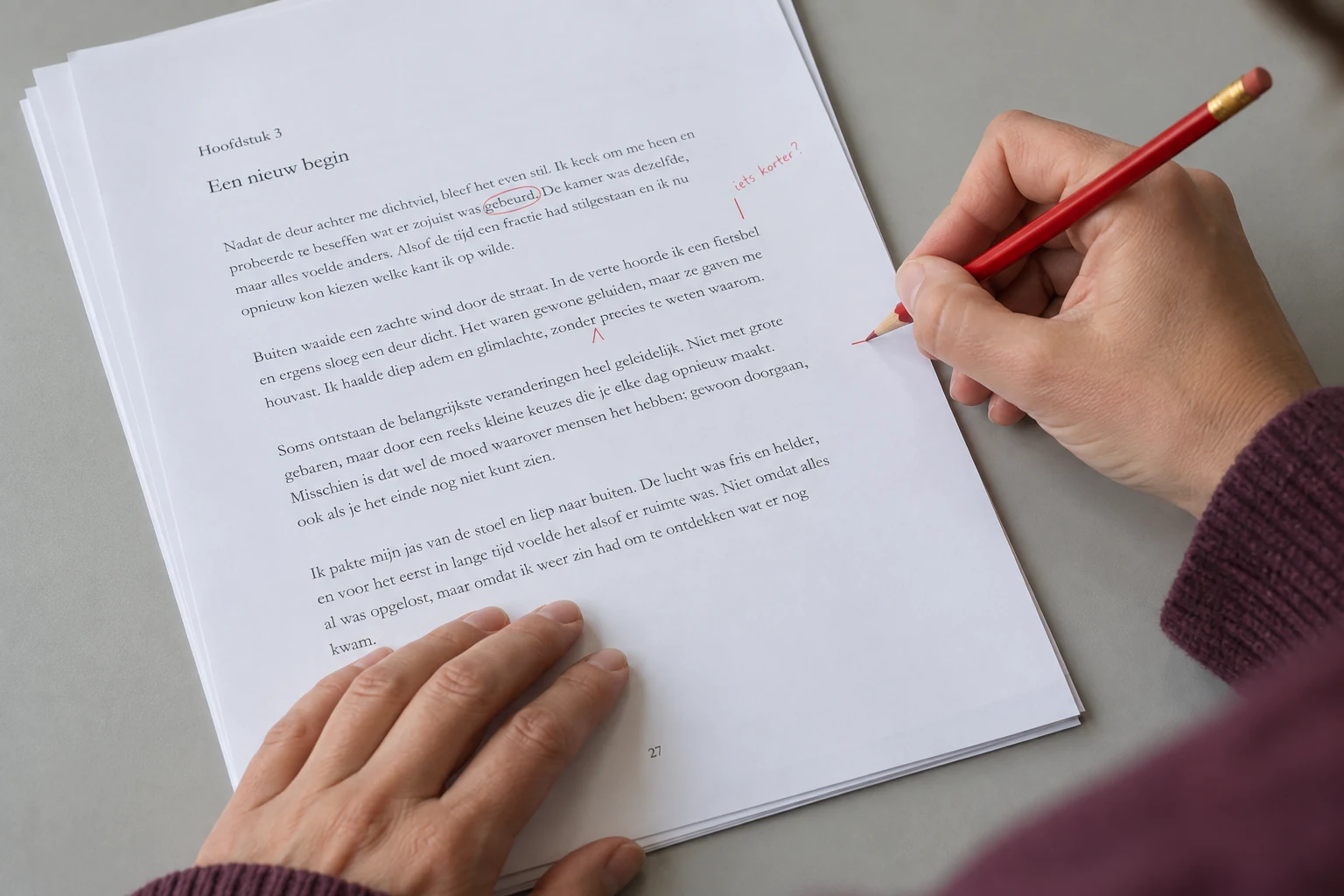 Een redacteur corrigeert een manuscript met een rood potlood.