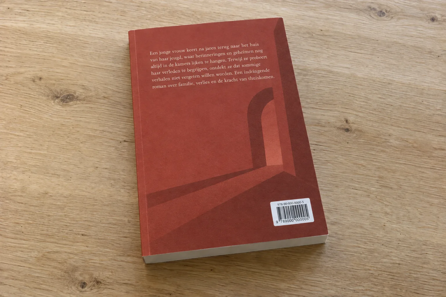 Een kleine ISBN-barcodesticker op de achterkant van een rood boek.