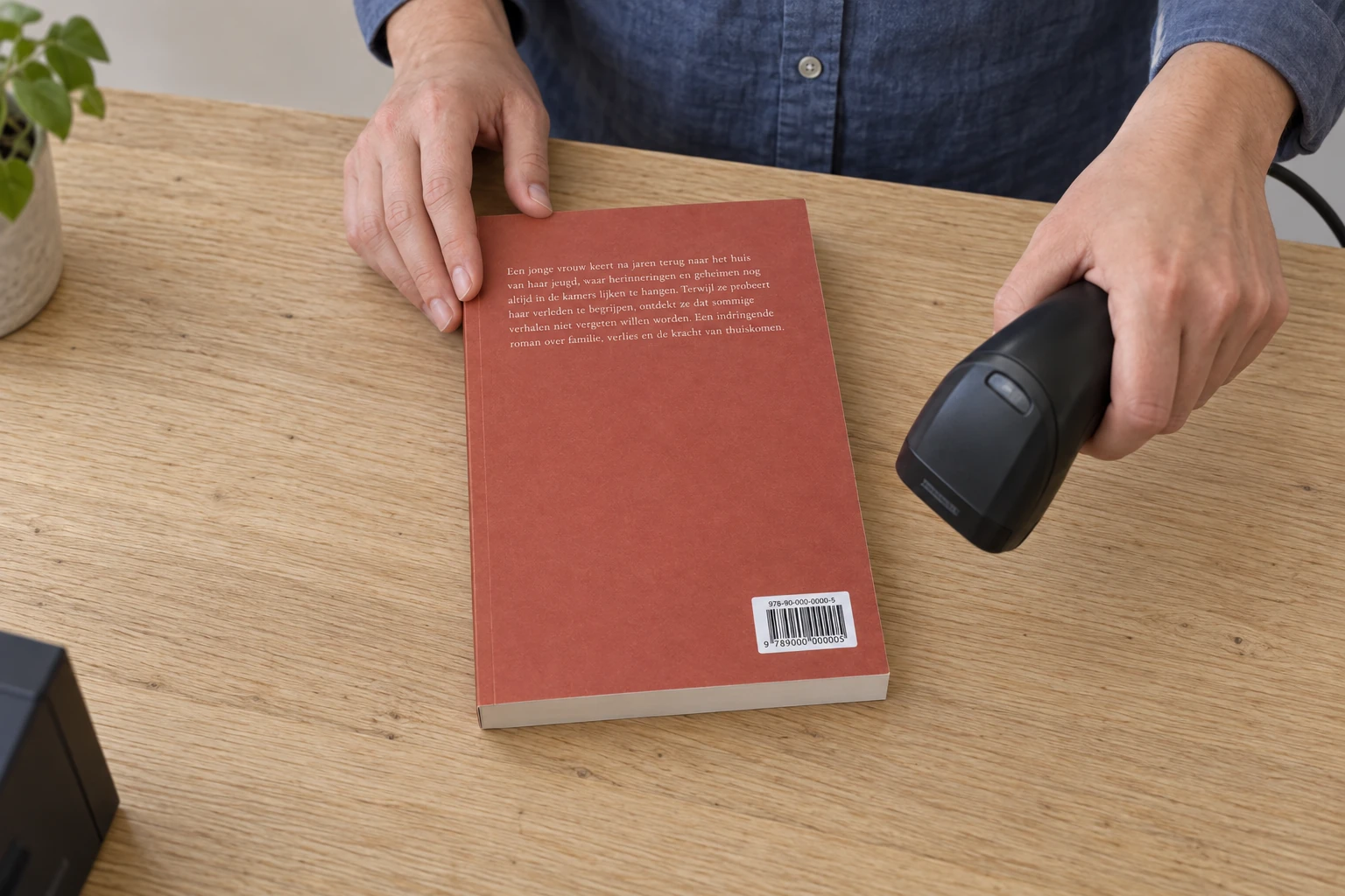 Een boekverkoper scant de ISBN-barcode op de achterkant van een paperback.