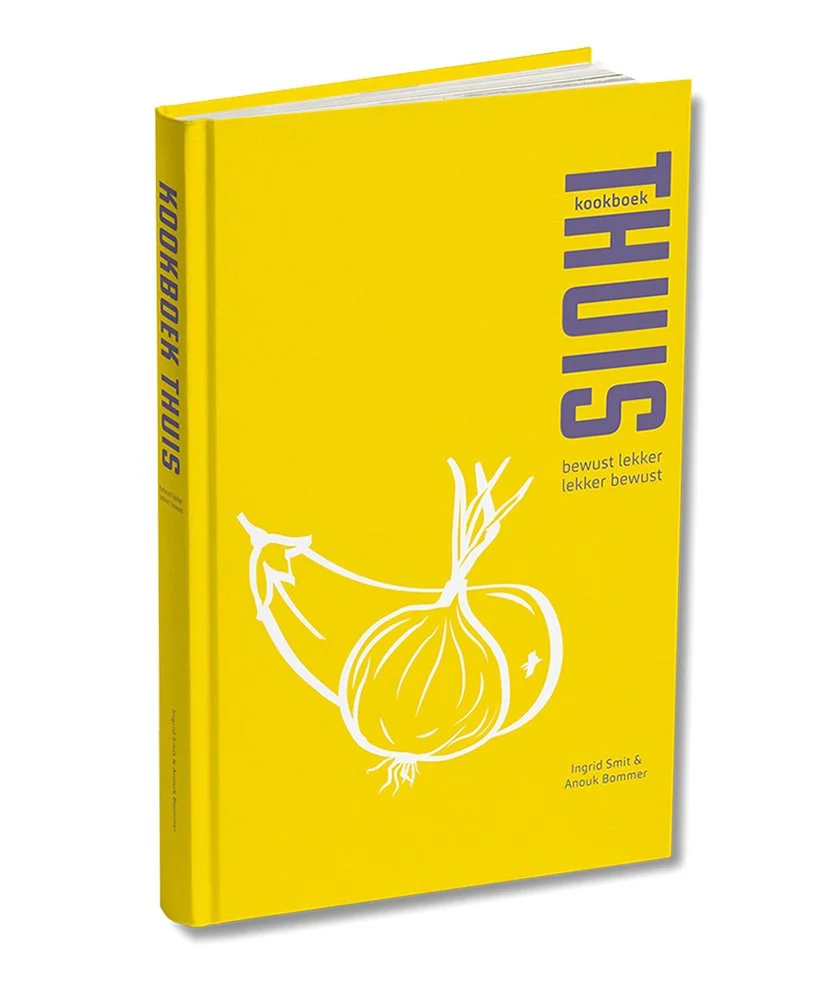 Het gedrukte kookboek THUIS rechtop op een lichte ondergrond: een geel hardcover boek met een getekende ui en prei en de titel THUIS in staande letters