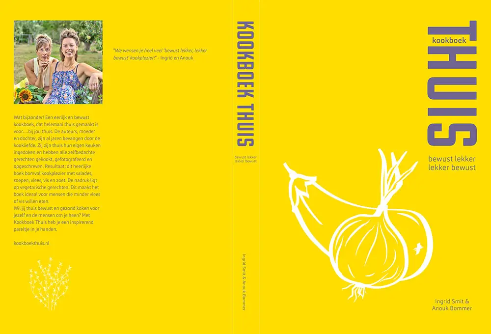 Het volledige omslag van kookboek THUIS uitgevouwen: achterkant met auteursfoto en tekst, de rug met de titel en de voorkant met een getekende ui en prei op geel