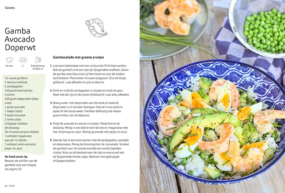 Een dubbele pagina uit een kookboek: links de titel Gamba Avocado Doperwt met pictogrammen, een ingrediëntenlijst op een groen vlak en vijf genummerde bereidingsstappen, rechts een paginavullende foto van de salade in een blauwe schaal