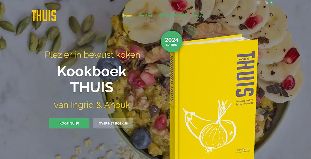 Schermafbeelding van de bestelsite van kookboek THUIS: het gele boek staat rechtop op een grote foto van een kom havermout, met links de titel en de knoppen Koop nu en Over het boek