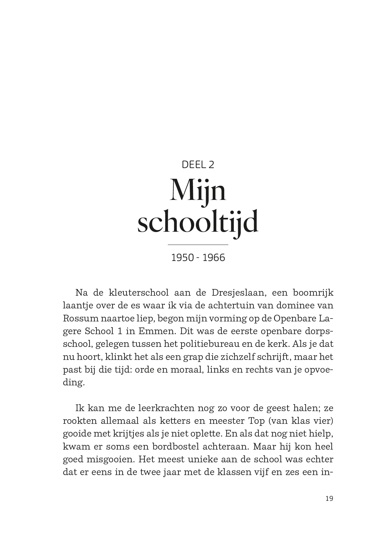 Dezelfde tekst als opgemaakte boekpagina: een gecentreerde hoofdstukopening met wit erboven, daaronder uitgevulde tekst met twee rechte kantlijnen, afgebroken woorden aan het regeleinde en een inspringing bij elke nieuwe alinea