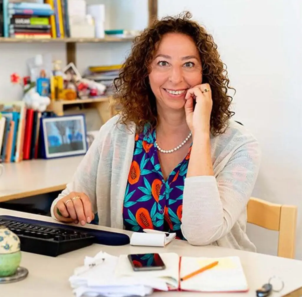 Portret van schrijfster en schrijfcoach Mireille Geus — voor auteurs die zelf een boek willen uitgeven via Codex