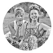 Ingrid en Anouk tijdens de fotoshoot voor hun duurzame kookboek ‘THUIS’, een inspirerend voorbeeld voor auteurs die zelf een boek willen uitgeven via Codex.