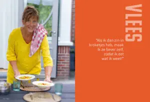 Dubbele pagina van het kookboek ‘THUIS’ met foto-spread van de auteur en titelblad voor het hoofdstuk 'Vlees', voorbeeld van een professioneel opgemaakt boek voor auteurs die hun kookboek zelf willen uitgeven via Codex