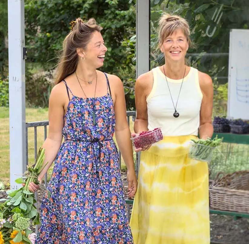 Anouk en Ingrid, auteurs van het kookboek THUIS - voorbeeld van een professionele en zeer succesvolle boekproductie via Codex voor auteurs die zelf een boek willen uitgeven.