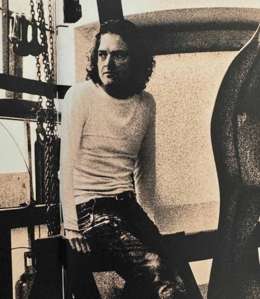 Portret van Mathieu Nab uit het kunstboek 'Mathieu Nab' — professioneel vormgegeven door Codex, ideaal voorbeeld voor beeldend kunstenaars die via Codex zelf een boek willen uitgeven