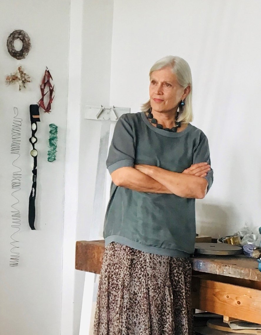 Portret van Susanne Esser op een binnenwerkpagina van het kunstboek van Suzanne Esser – professioneel vormgegeven door Codex voor auteurs die zelf een boek willen uitgeven