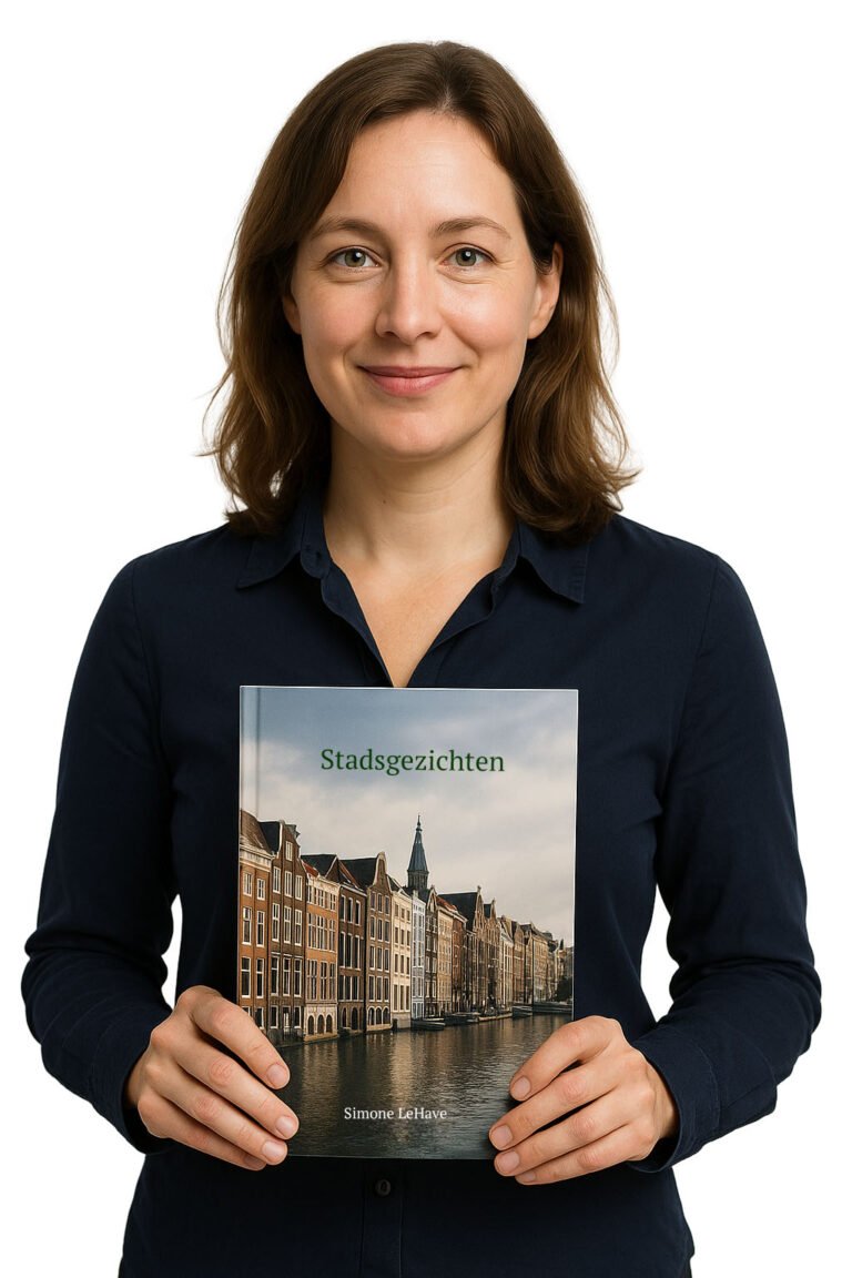 Portret van een auteur met in de hand haar boek 'Stadsgezichten' - inspirerend voorbeeld voor auteurs die via Codex een boek zelf willen uitgeven