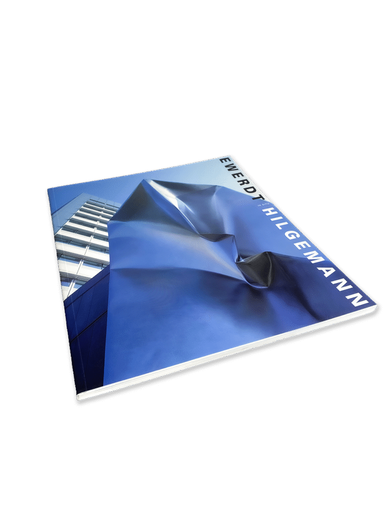 Omslag van het kunstboek ‘Ewerdt Hilgemann’ door Codex — inspirerend voorbeeld voor beeldend kunstenaars die via Codex zelf een boek willen uitgeven