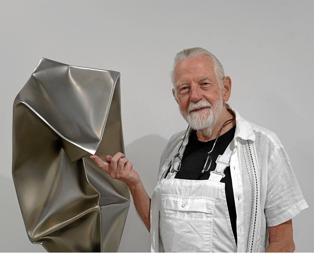 Portret van Ewerdt Hilgemann uit het boek 'Ewerdt Hilgemann' en voorbeeld van een professionele boekproductie via Codex voor kunstenaars die zelf een boek willen uitgeven